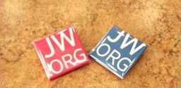 [BTJW-02] BOTON CUADRADO PLASTICO GRANDE JW AZUL (4X4CM)